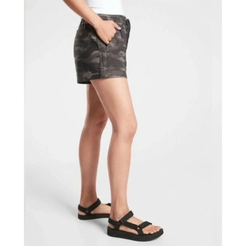 Athleta Camo Farallon Shorts Gray Charcoal Camouflage‎ Drawstring Hiking Size 4